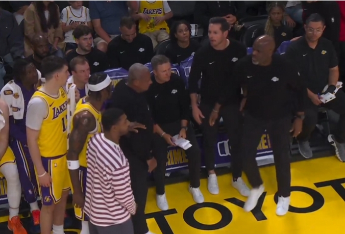 云开体育网站-湖人危机四伏：范德彪与雷迪克口角内讧 蒂耶罗被打伤回更衣室|雷霆|范德比尔特|三巨头|里夫斯|谢伊·吉尔杰斯-亚历山大_新浪体育_新浪新闻